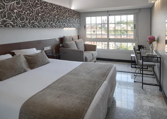 阿维尼达酒店 3*